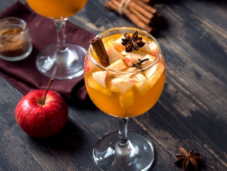 Коктейл зимна сангрия с червено вино, ябълков сайдер и портокал - снимка на рецептата